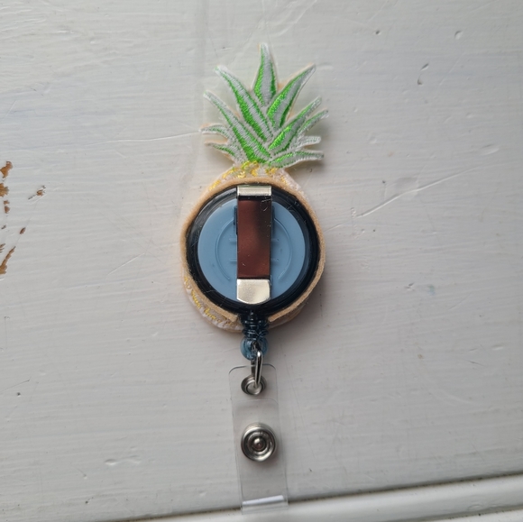 Pineapple badge reel, handmade embroidery - Picture 2 of 2